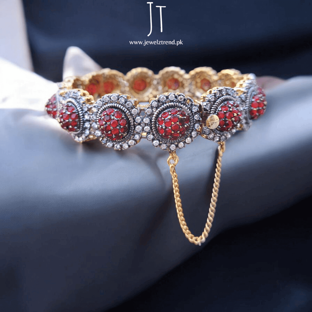 Statement Jurao Flower Bangle