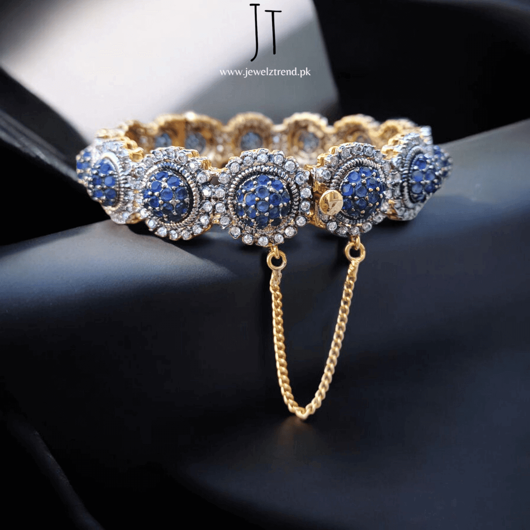 Statement Jurao Flower Bangle