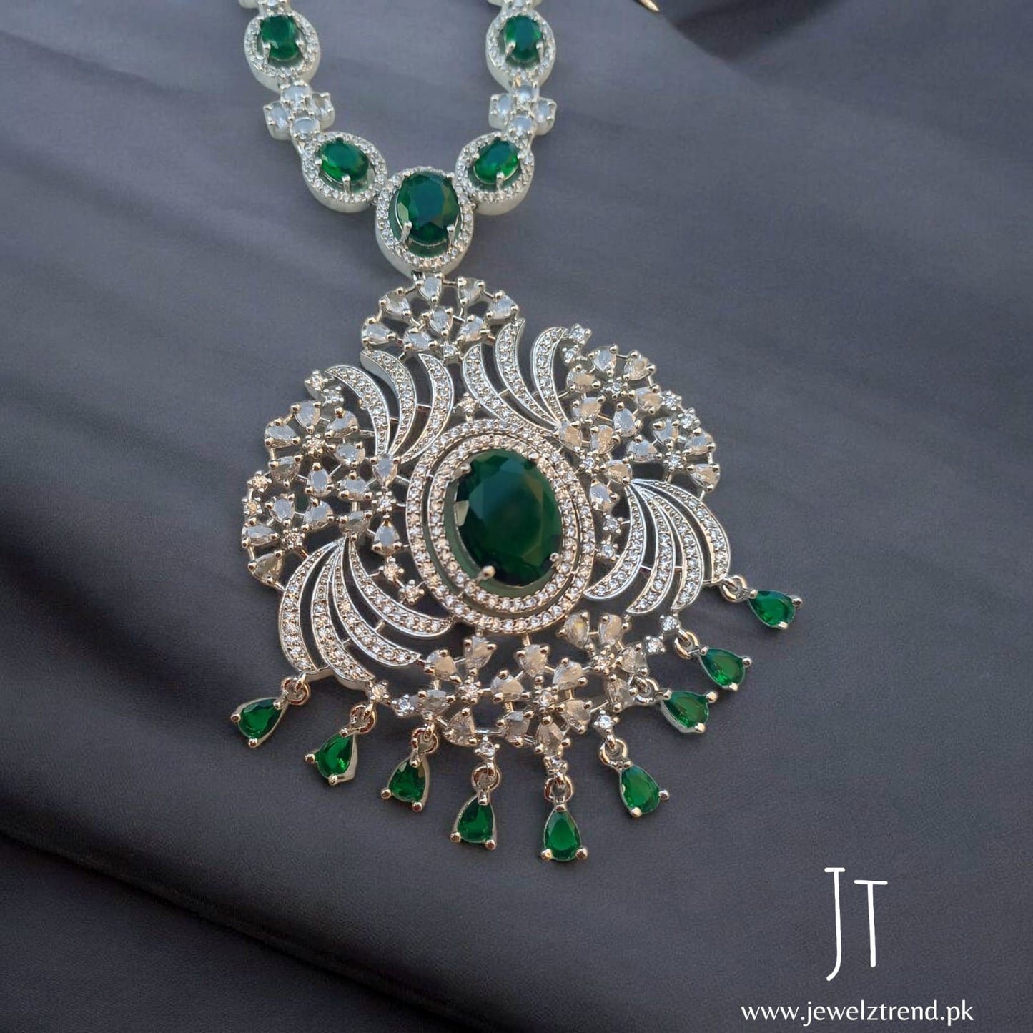 Whispers of Green – Luxurious Silver Long Mala Elegance
