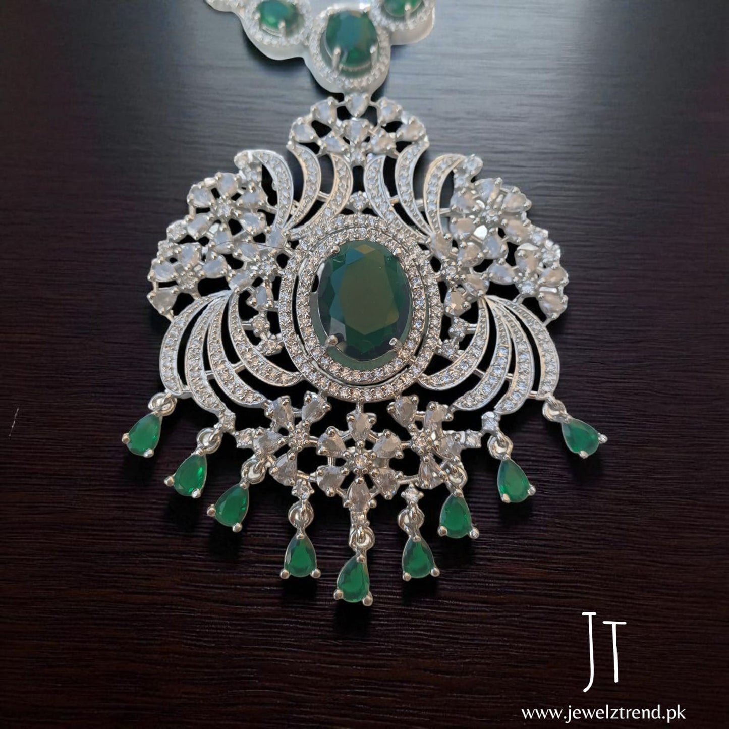 Whispers of Green – Luxurious Silver Long Mala Elegance
