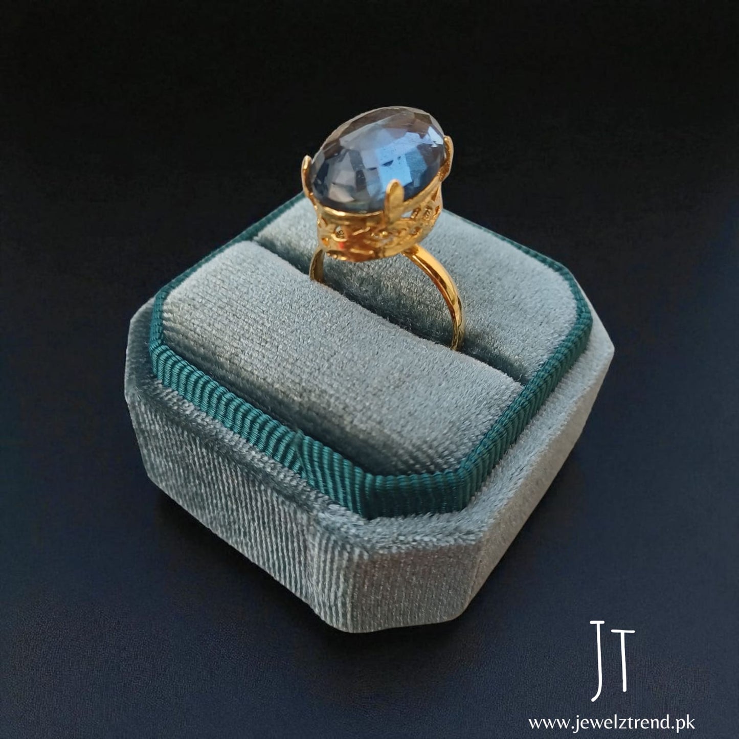 Trendy Single Stone