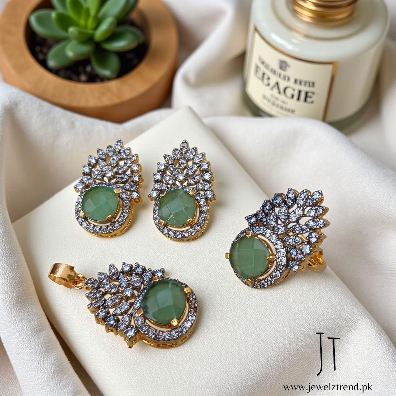 Crimson Crown: Jurao Locket Set