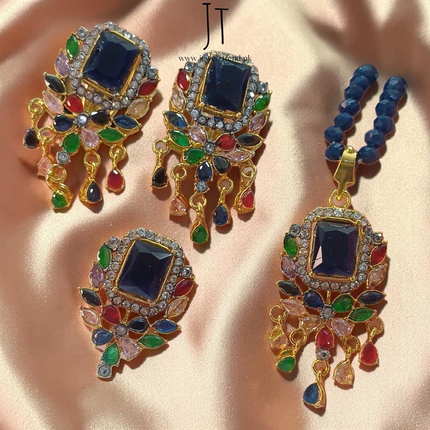 Jhoomer: Locket Set
