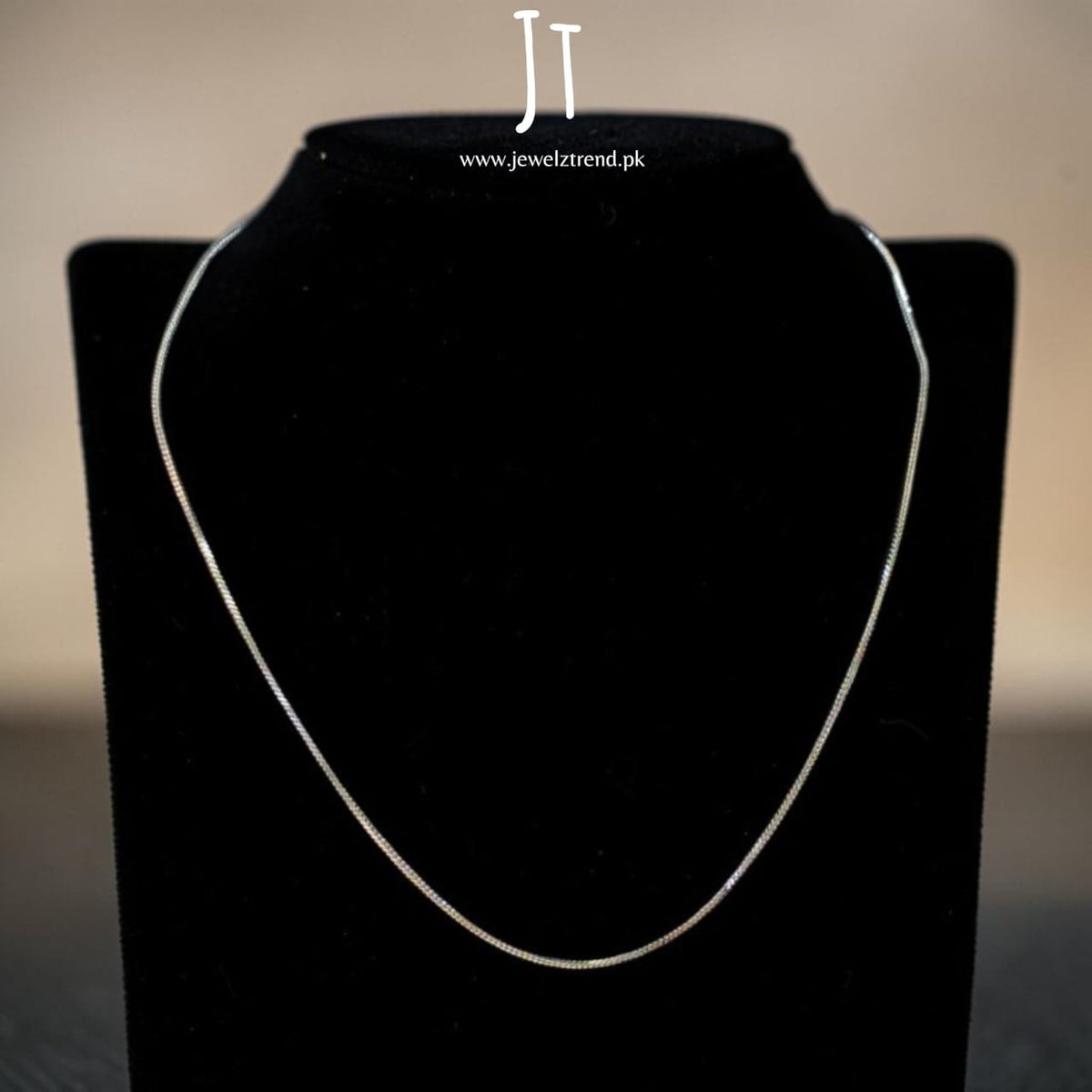 Silver chain: Sleek