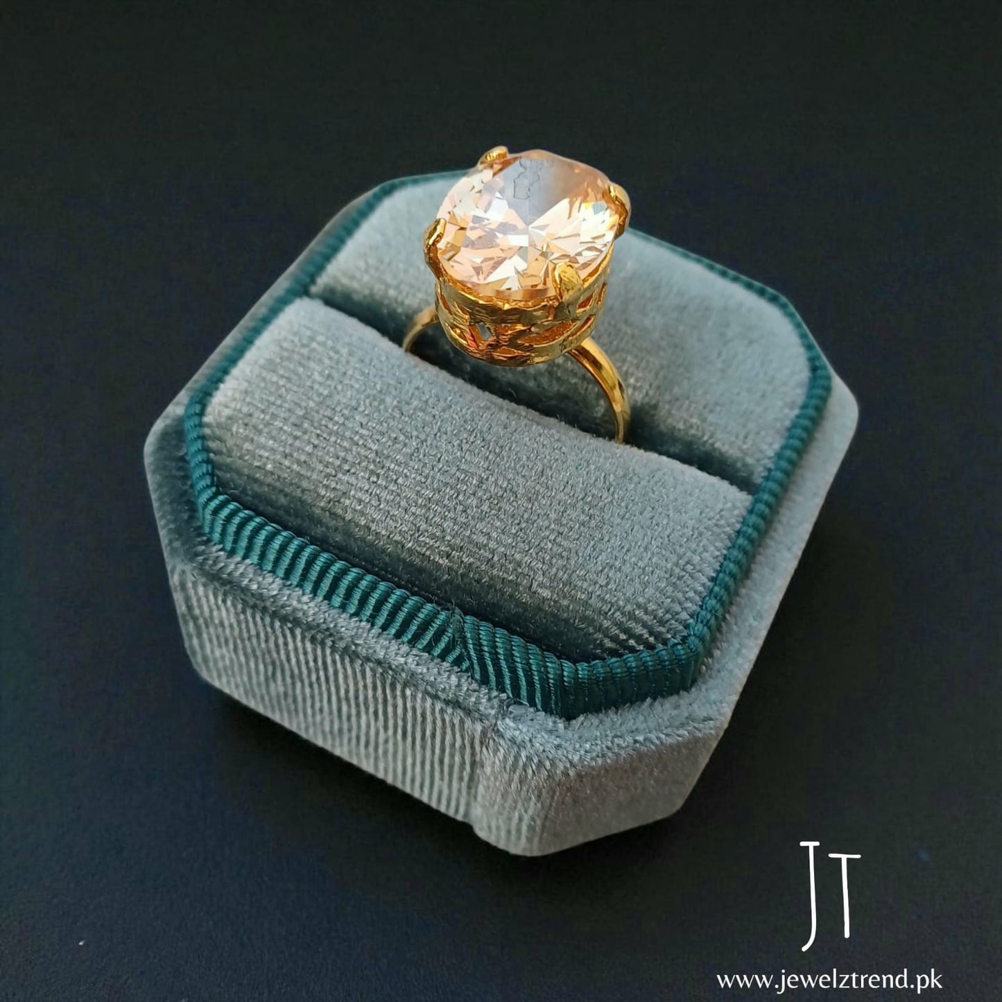 Trendy Single Stone