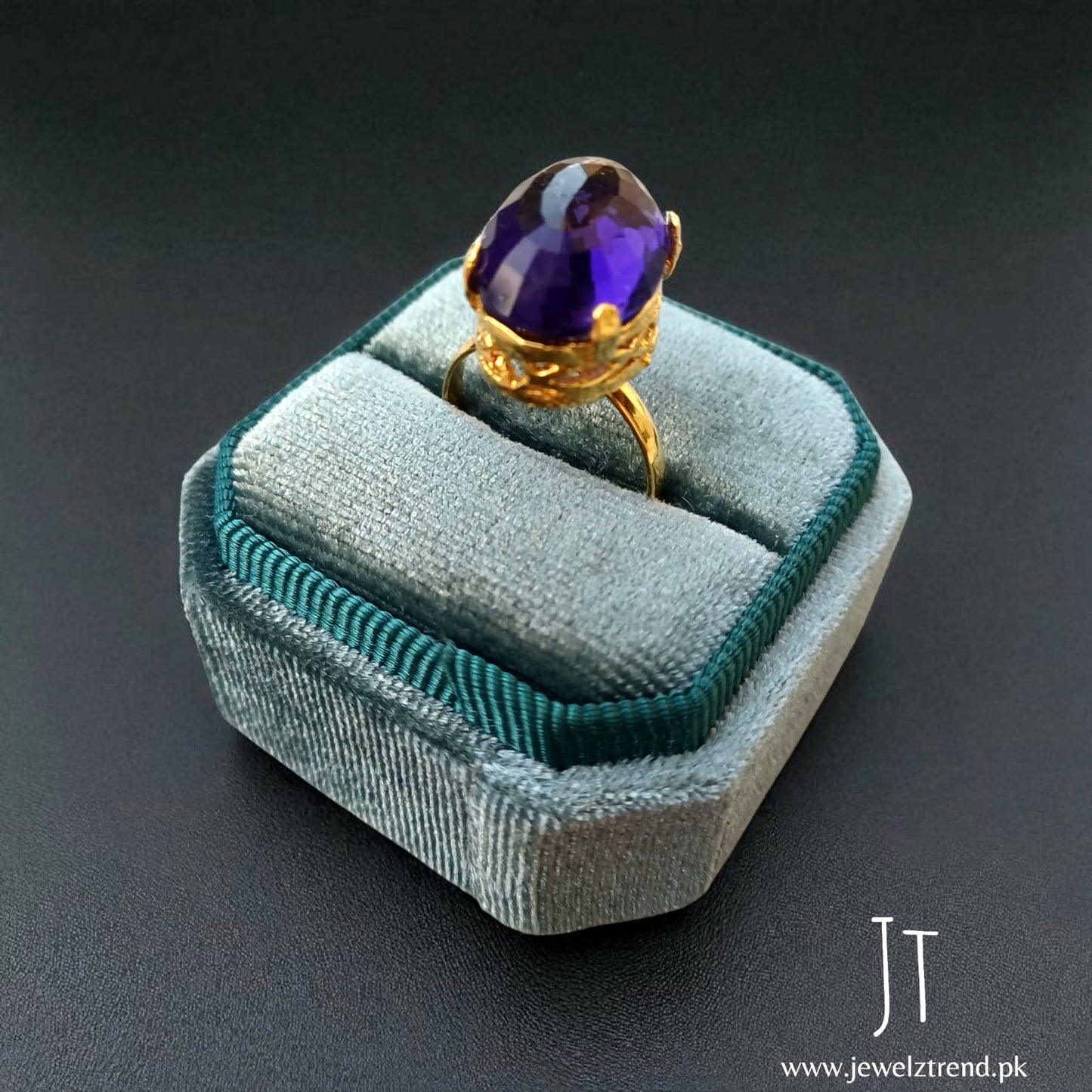 Trendy Single Stone