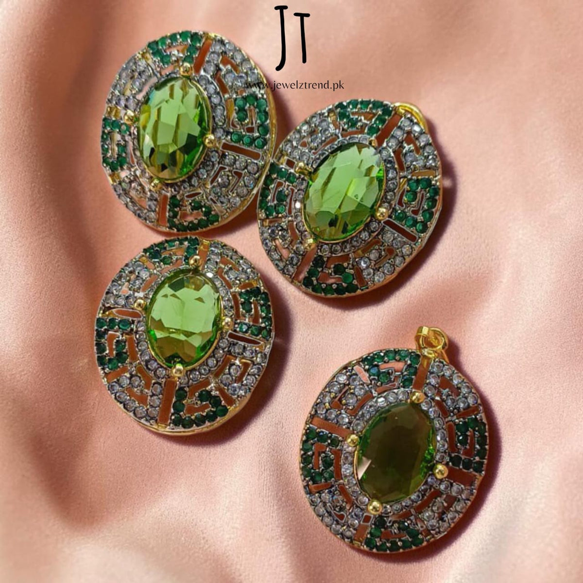 Bold Beauty: Jurao Locket Set