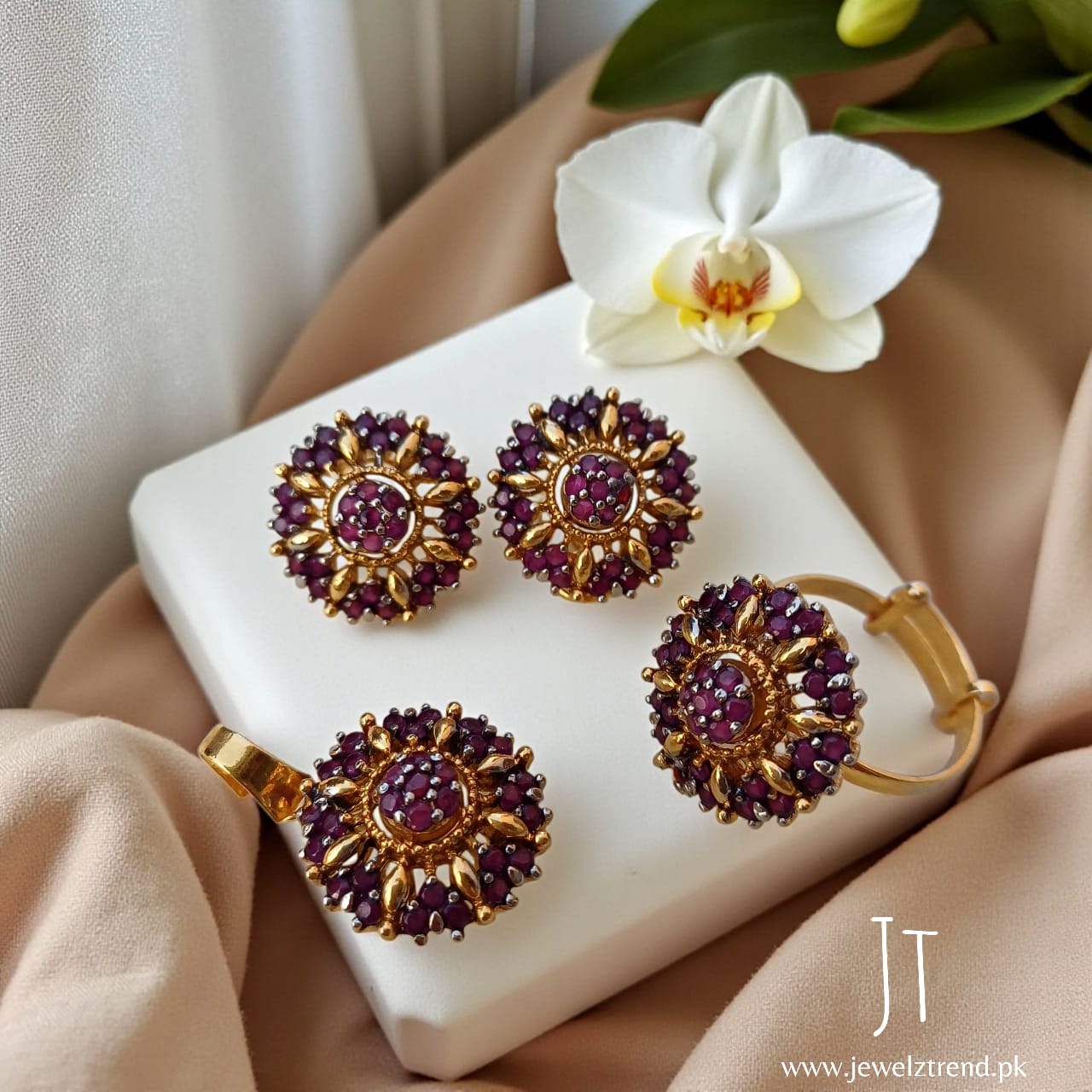 Mystic Bloom: Jurao Locket Set