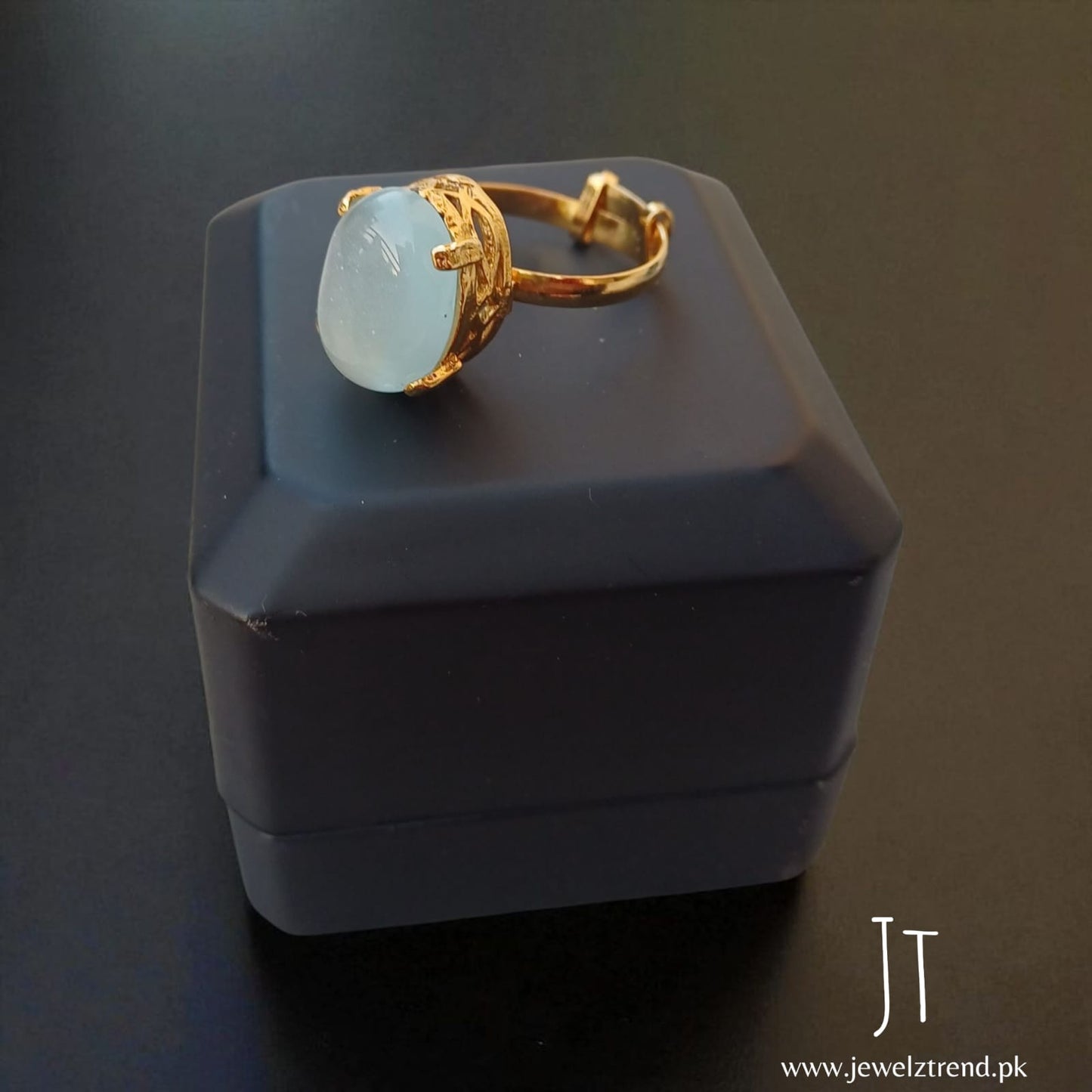 Trendy Single Stone