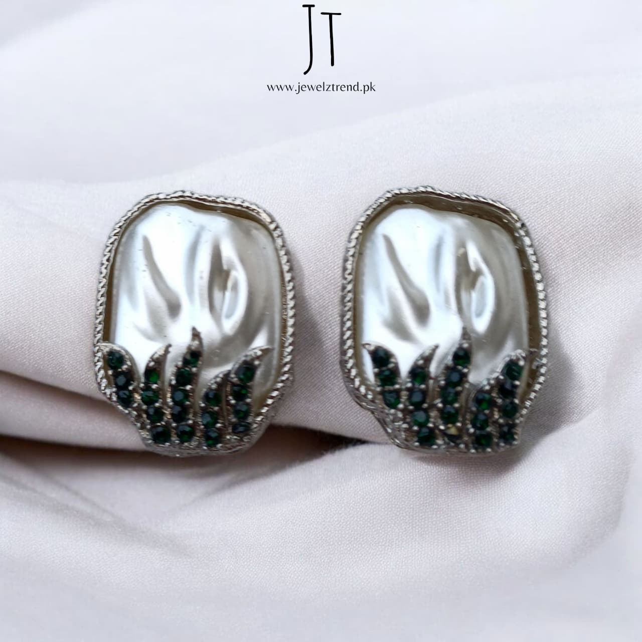 Tara: Choker on silver base (Black)