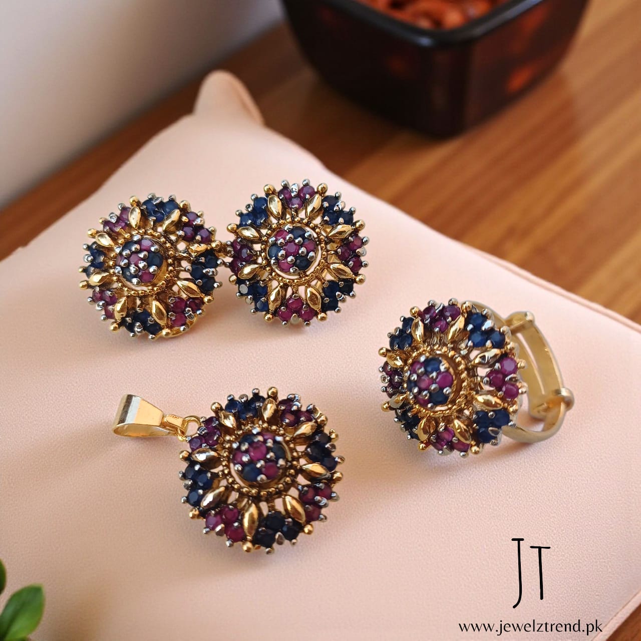 Mystic Bloom: Jurao Locket Set