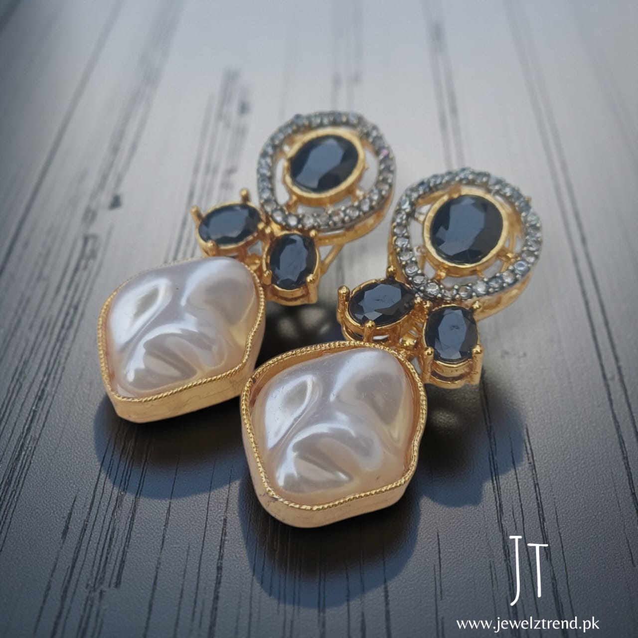 Aura de Pearl: Mother of Pearl