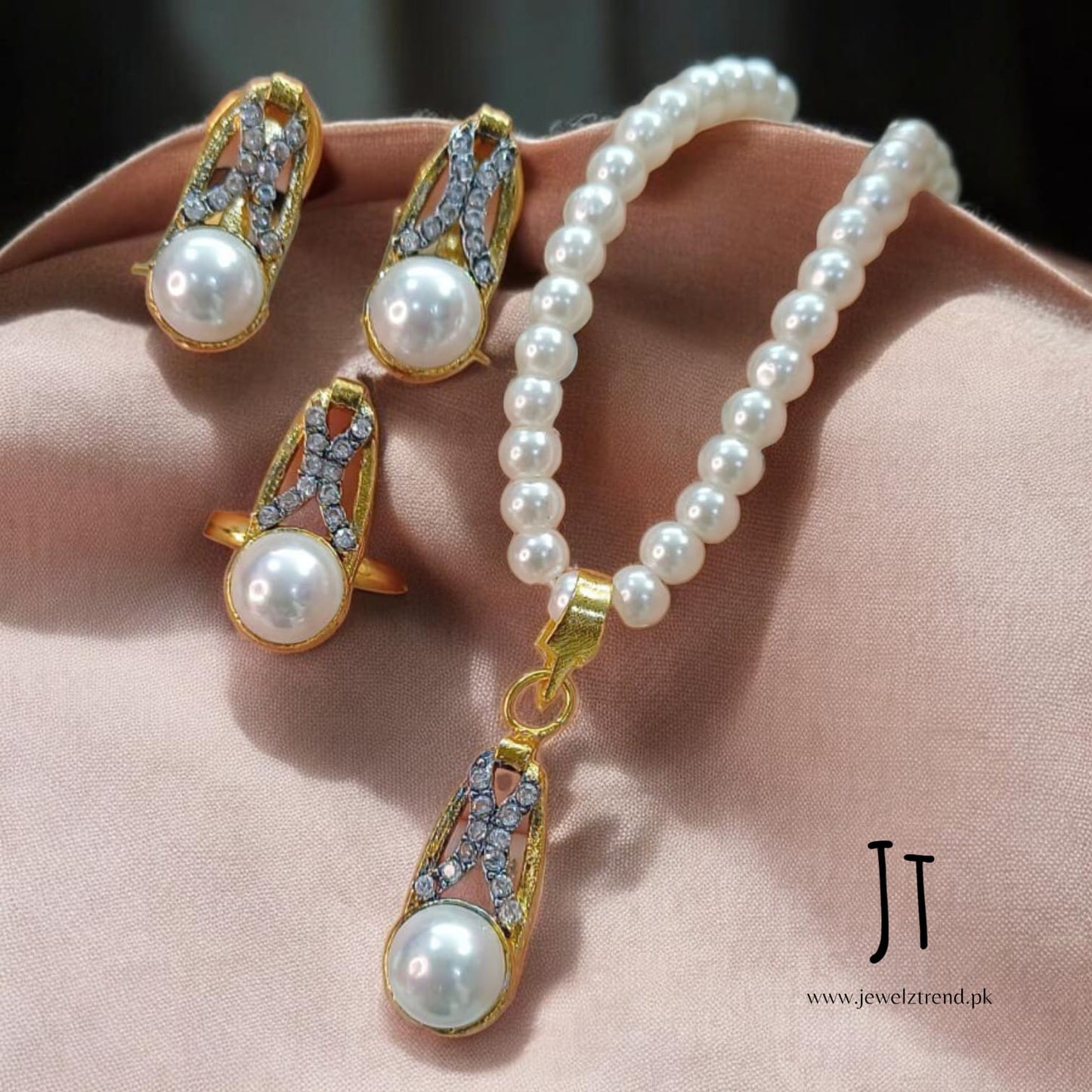 Pearl Glam: Locket Set
