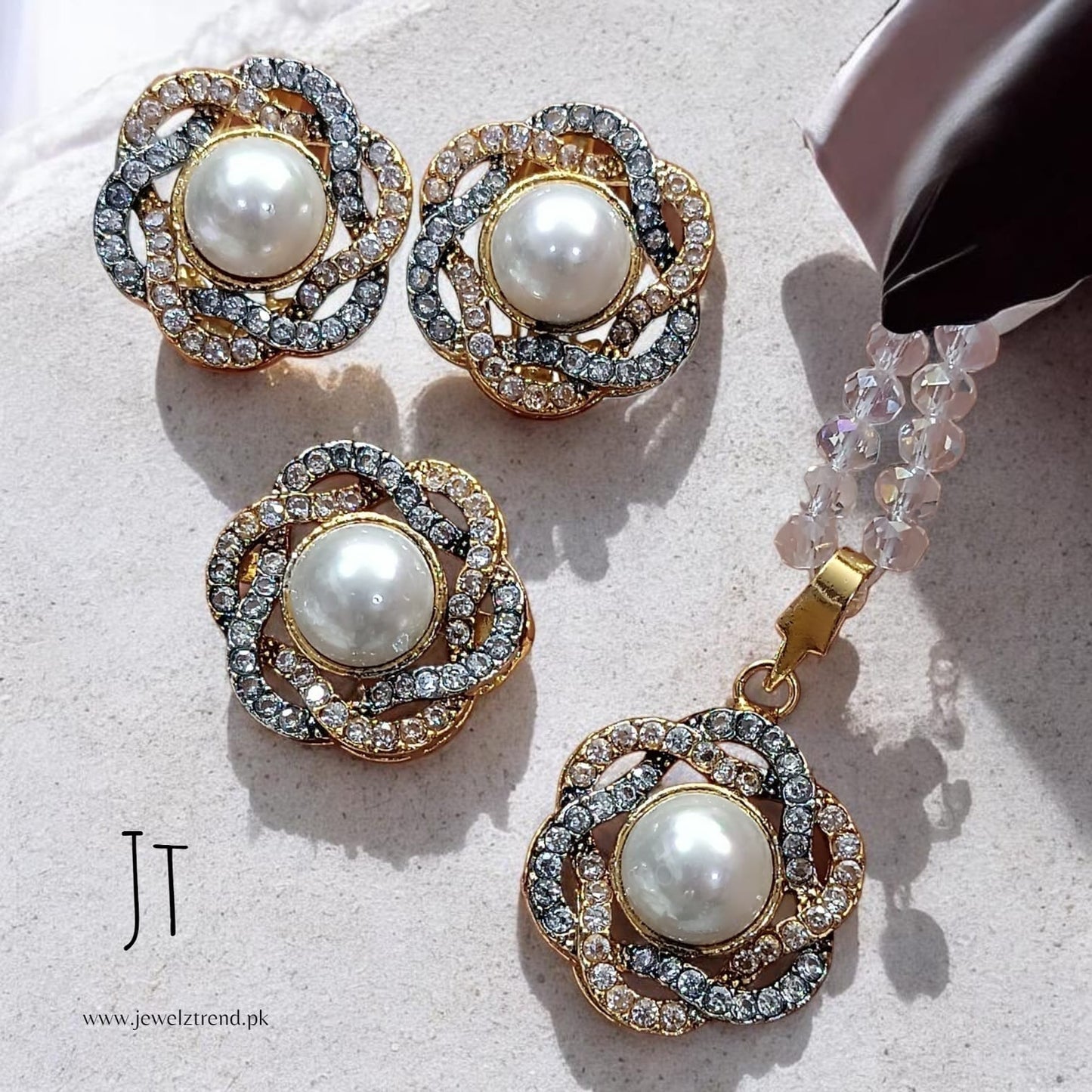 Pearl in Swirl: Locket Set