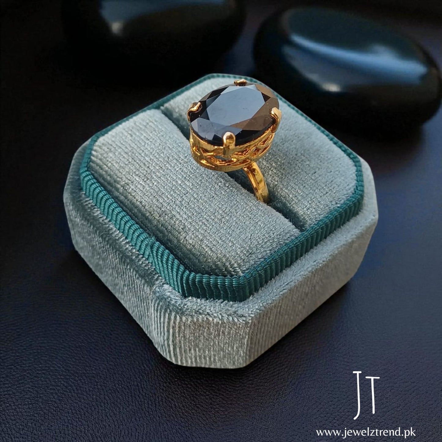 Trendy Single Stone