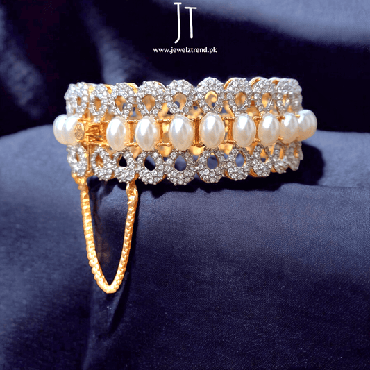 Elegance Defined: Centered Pearl & Zircon Kangan