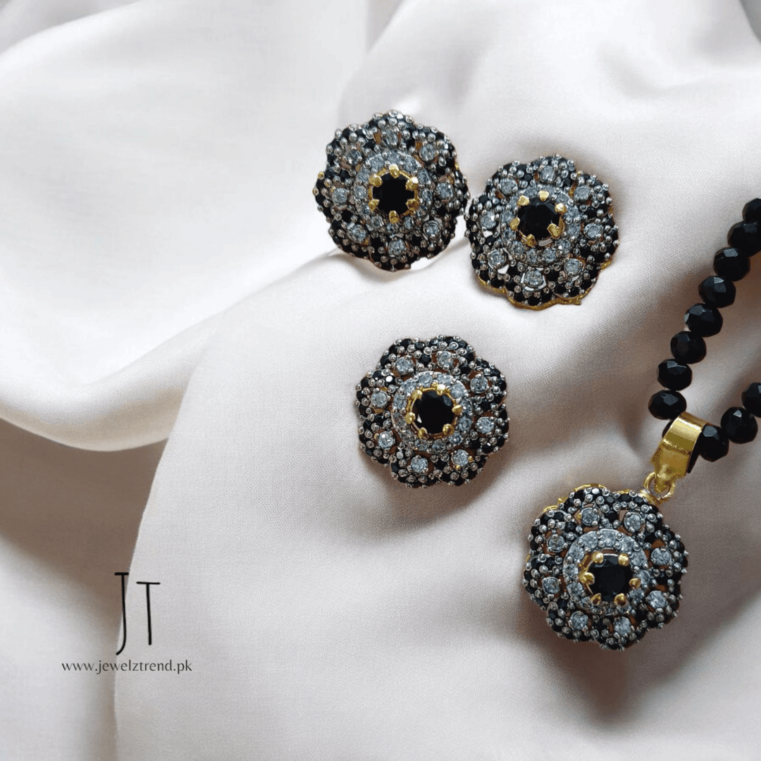 Blooming Beauty: Jurao Locket Set