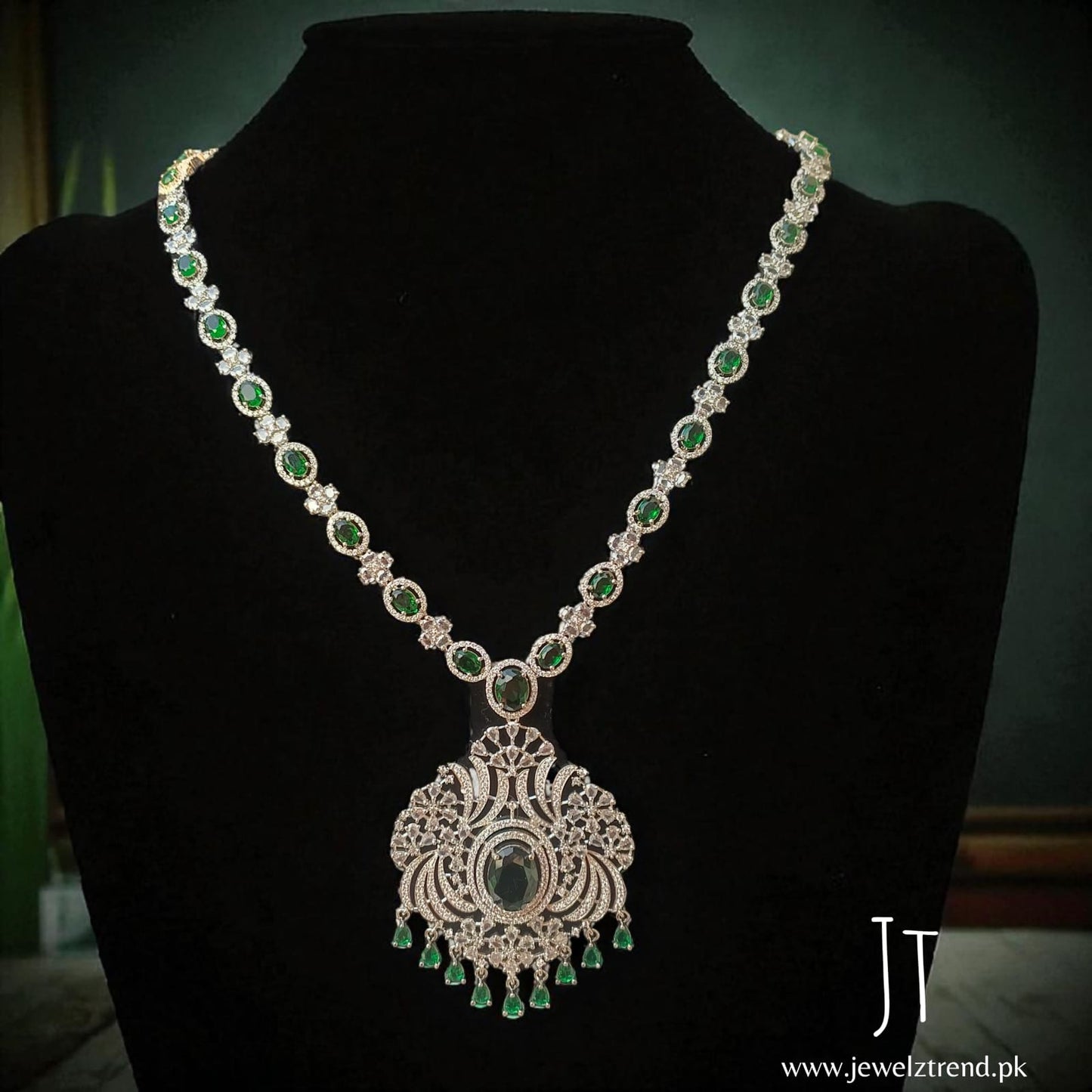 Whispers of Green – Luxurious Silver Long Mala Elegance