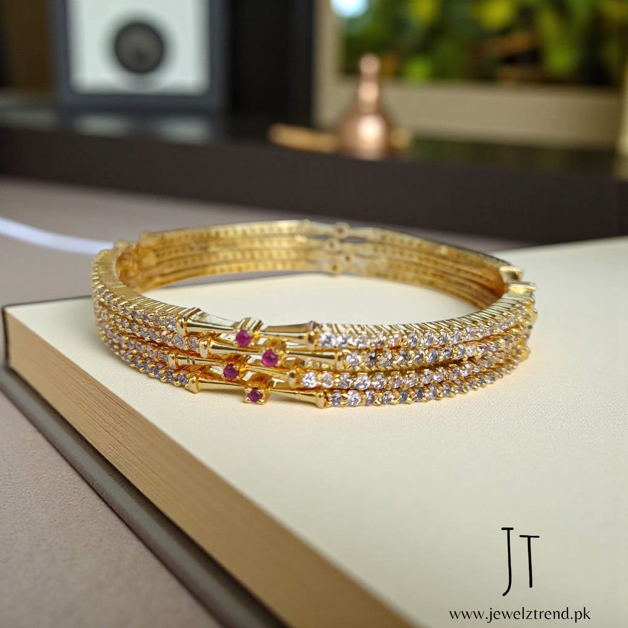 Luxury Gleam: Signature Bangles in 1 Carat, KHR White Multi