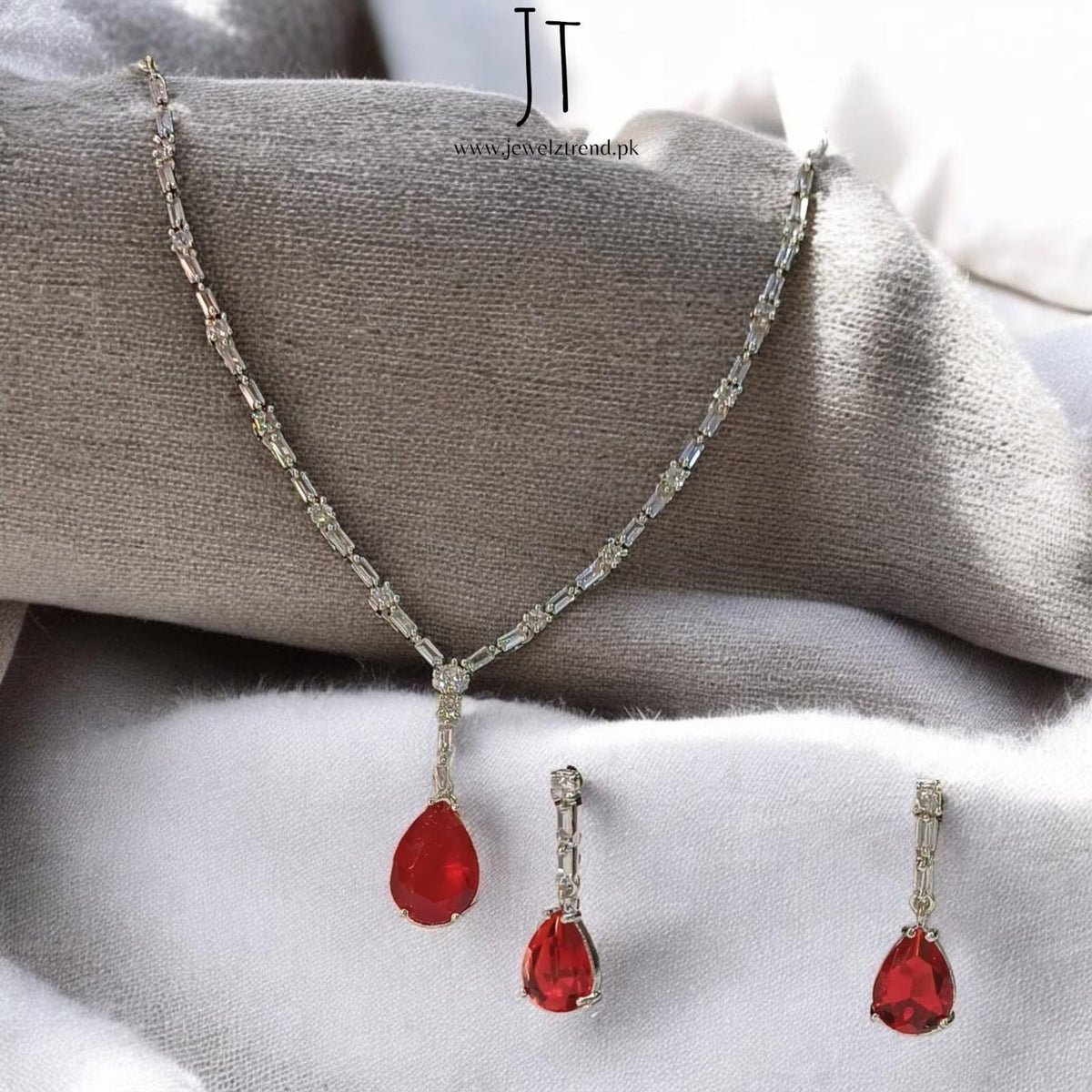 Divine: Necklace Set