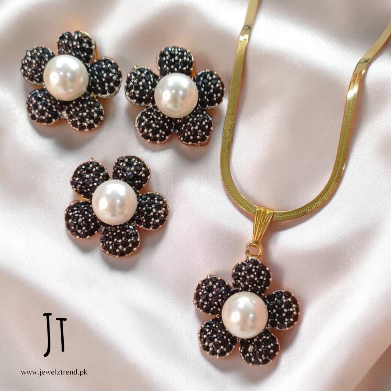 Pearl Blossom: Locket set