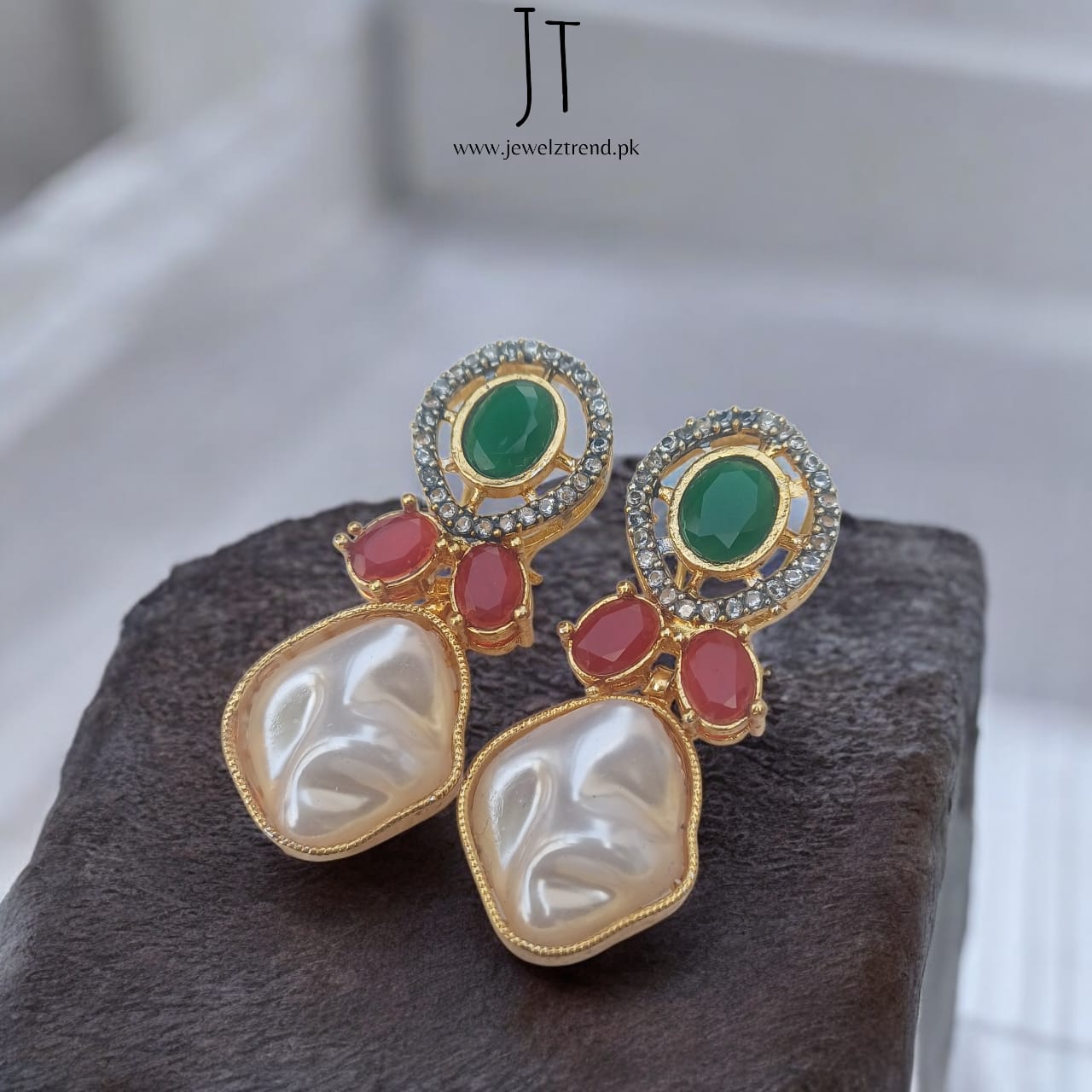 Aura de Pearl: Mother of Pearl