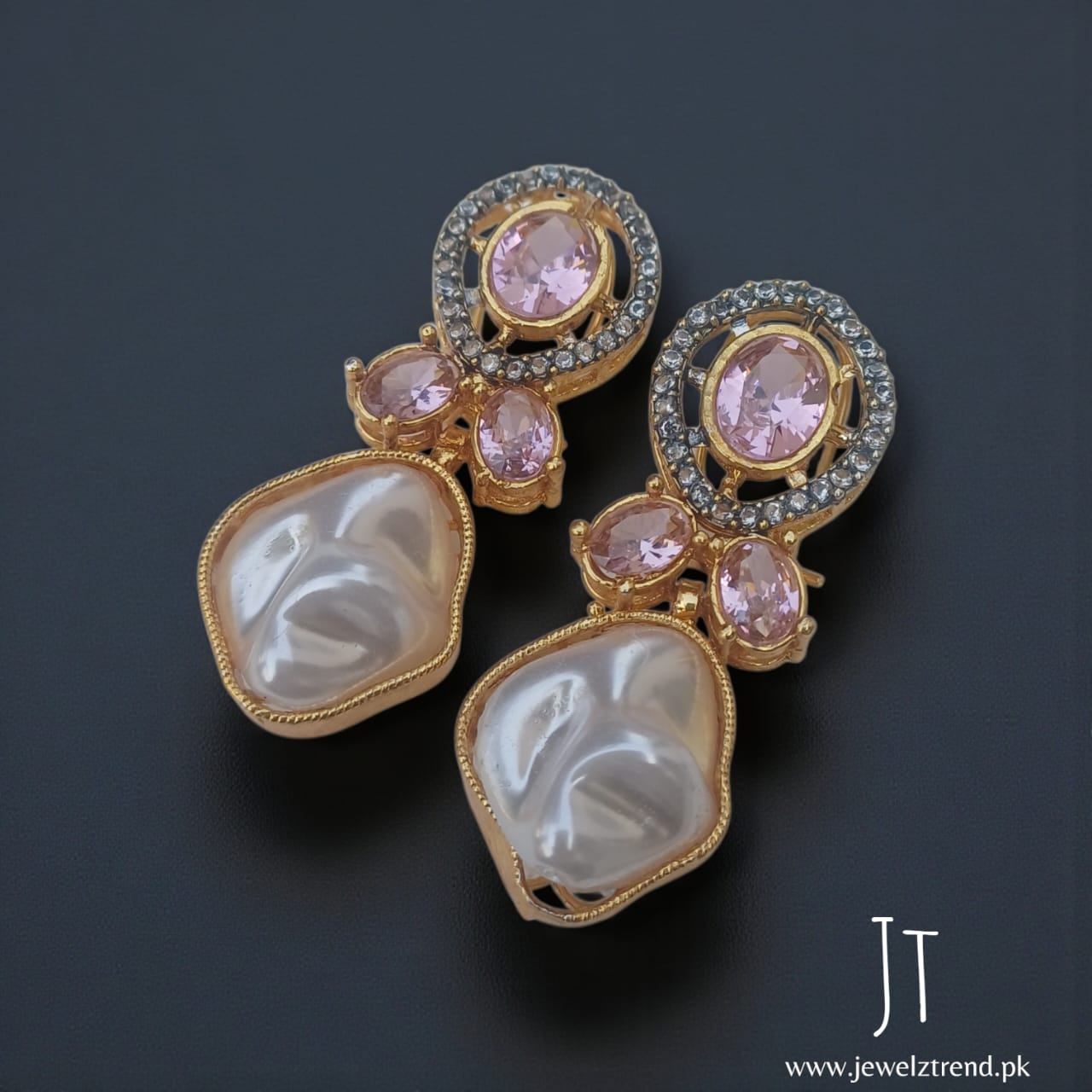 Aura de Pearl: Mother of Pearl