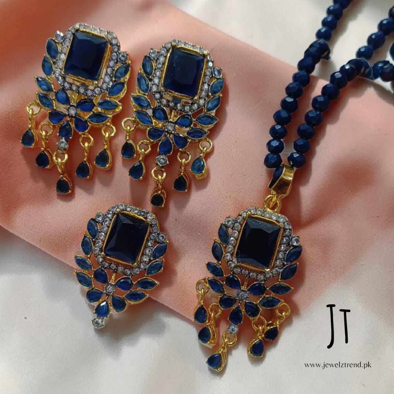 Jhoomer: Locket Set
