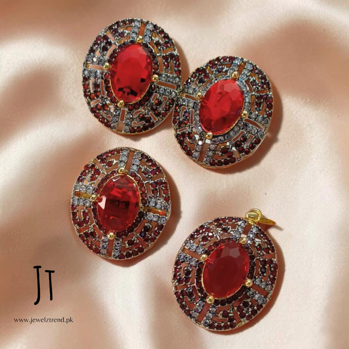 Bold Beauty: Jurao Locket Set
