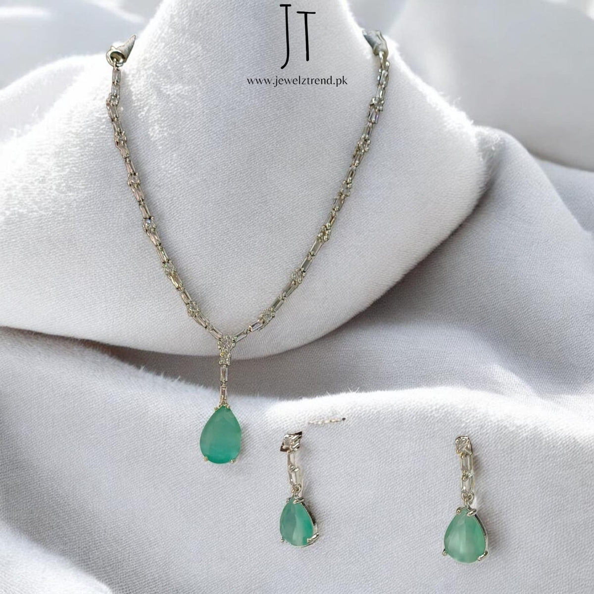 Divine: Necklace Set