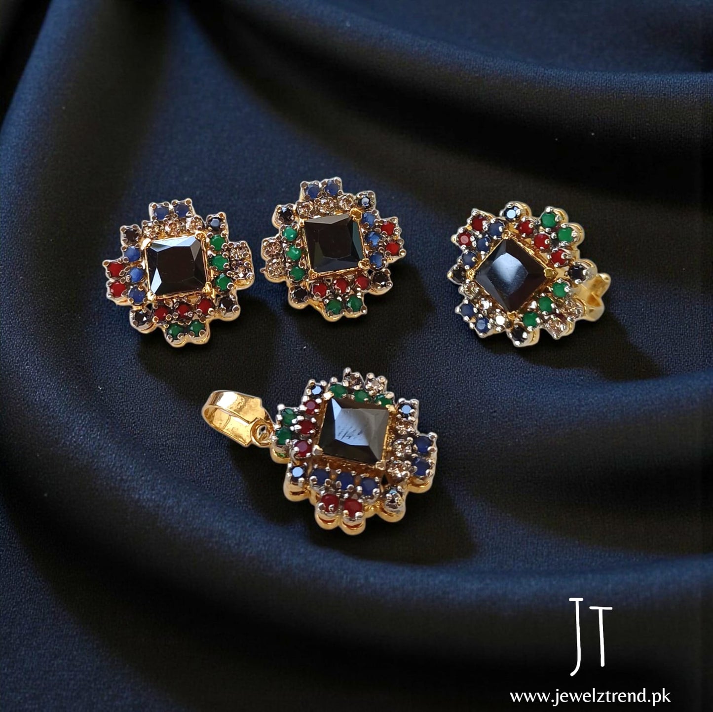 Jurao Elegance Locket Set: A Statement of Timeless Grace