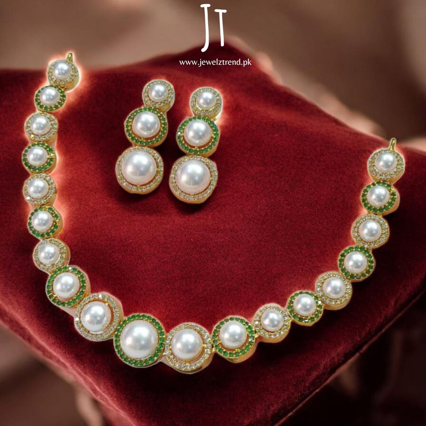 Snow white Green Necklace