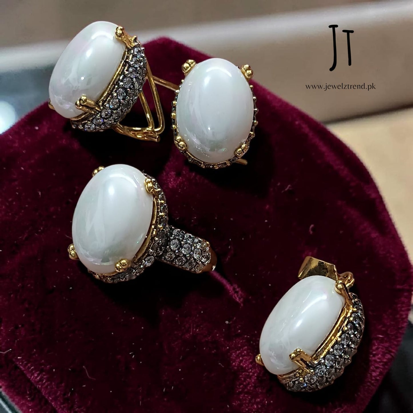 Premium Series 1089: Locket Set