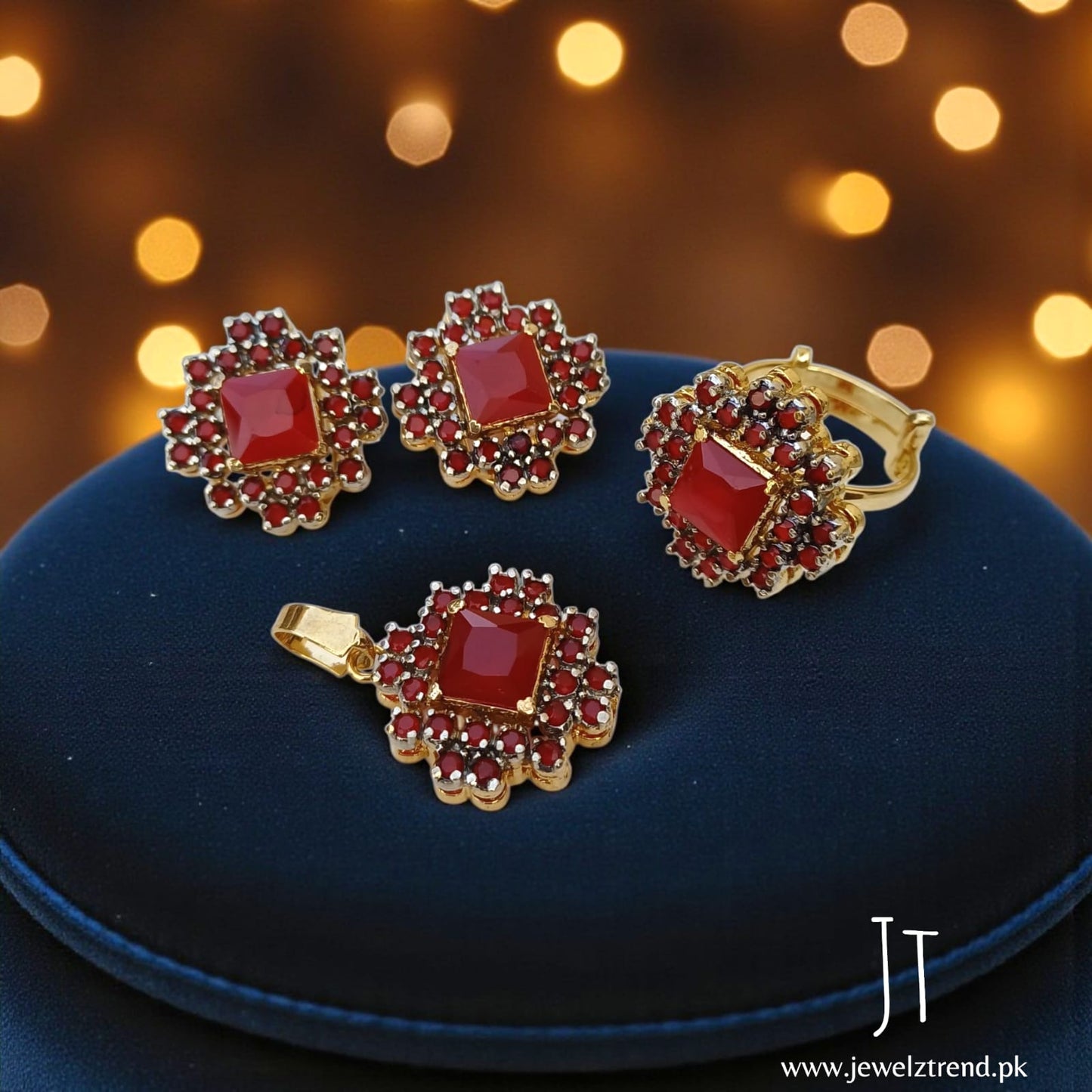 Jurao Elegance Locket Set: A Statement of Timeless Grace