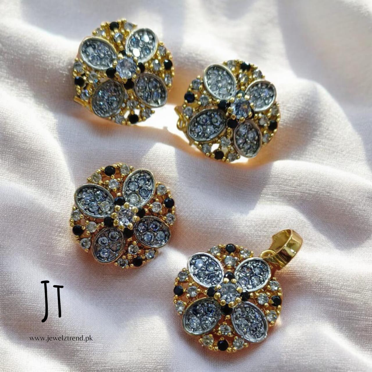 Jurao Petal Flower: Locket Set