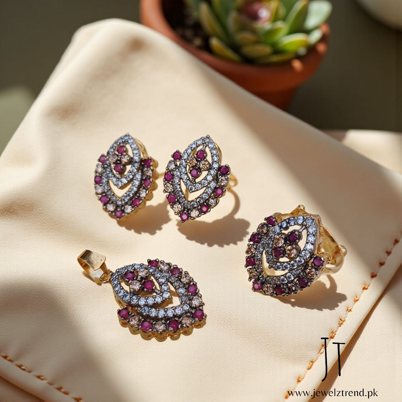 Vintage Vibes: Jurao Locket Set