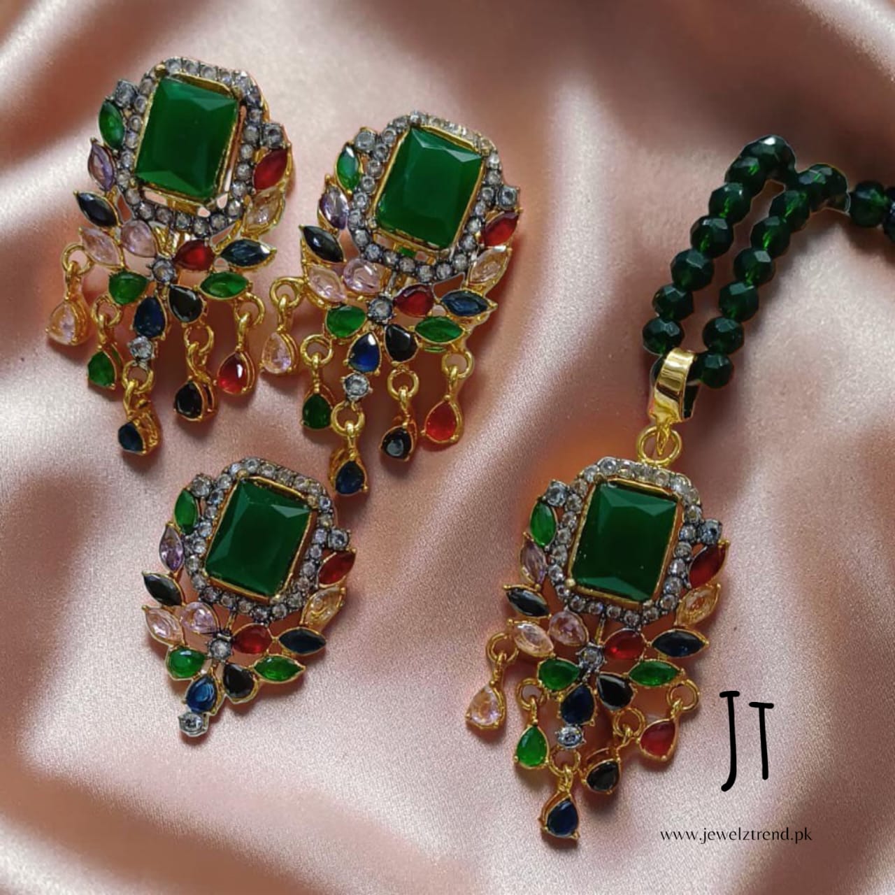 Jhoomer: Locket Set