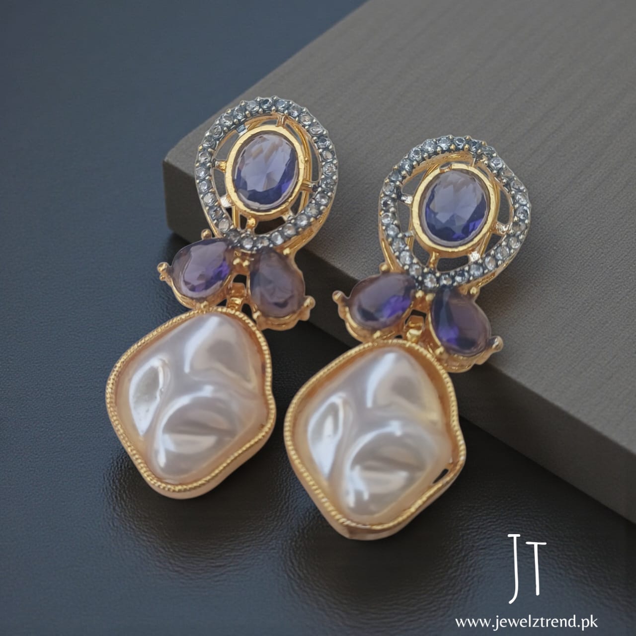 Aura de Pearl: Mother of Pearl