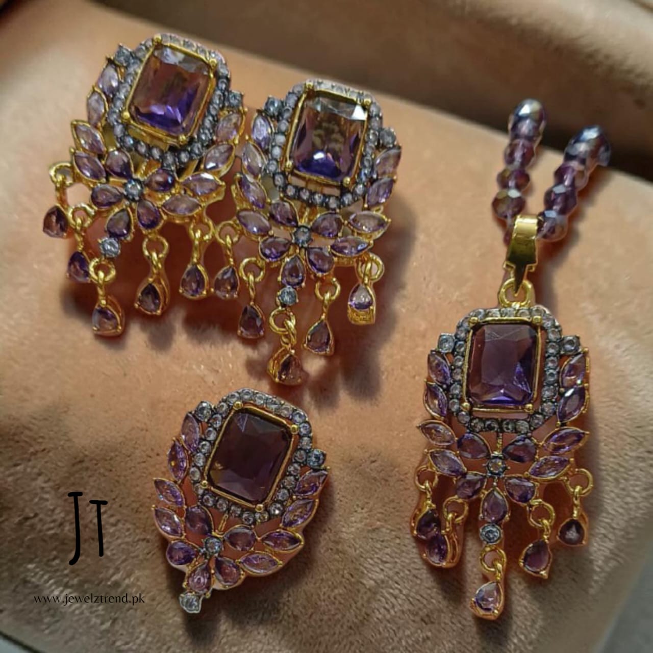 Jhoomer: Locket Set