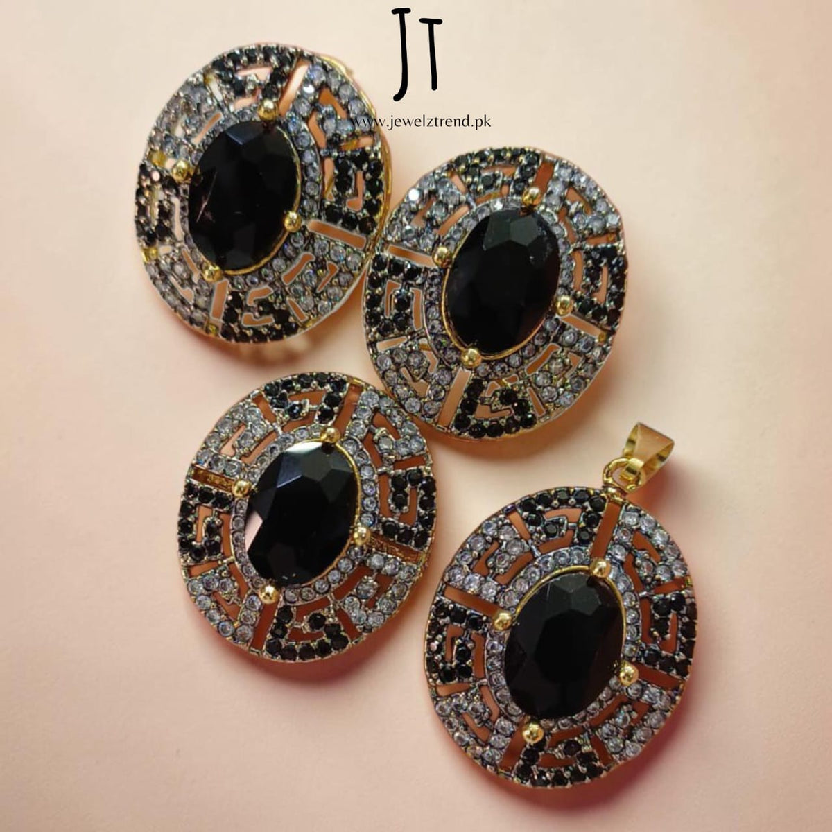 Bold Beauty: Jurao Locket Set