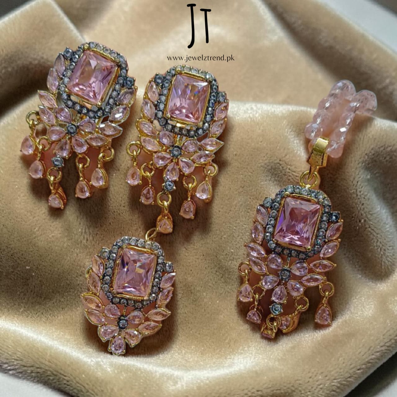 Jhoomer: Locket Set