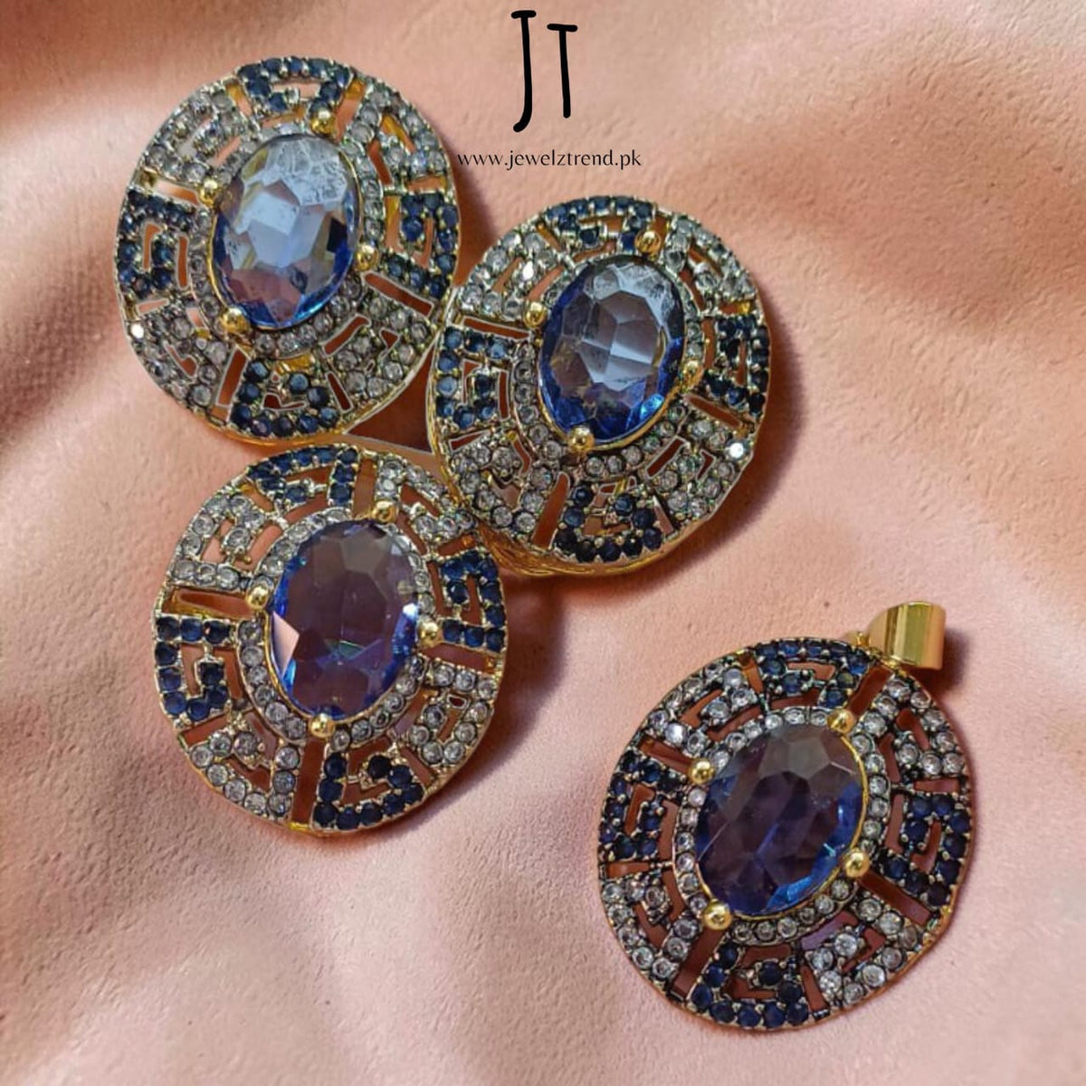 Bold Beauty: Jurao Locket Set