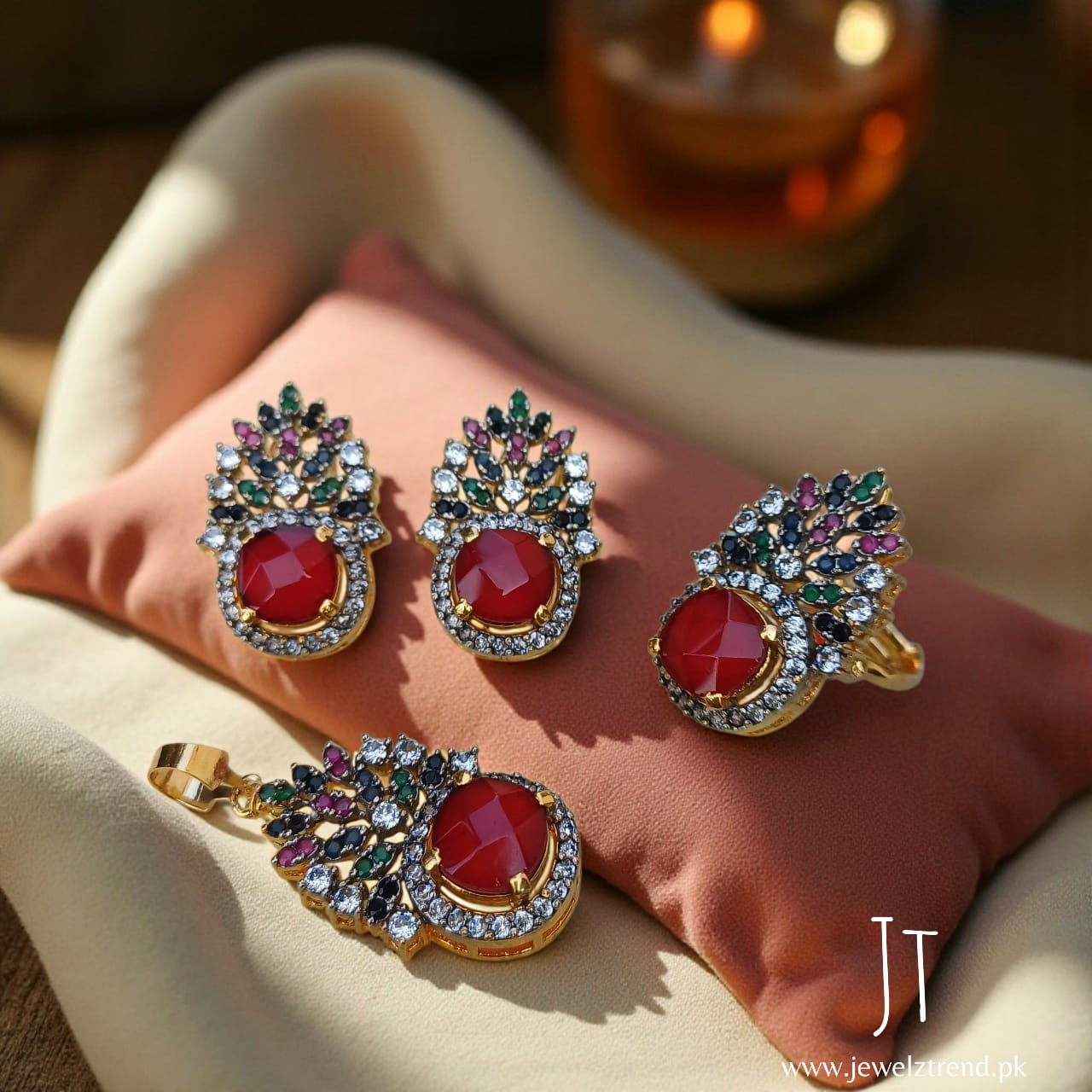 Crimson Crown: Jurao Locket Set