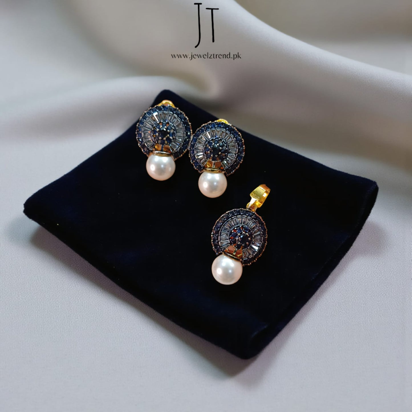 Luna Pearl Circle Set