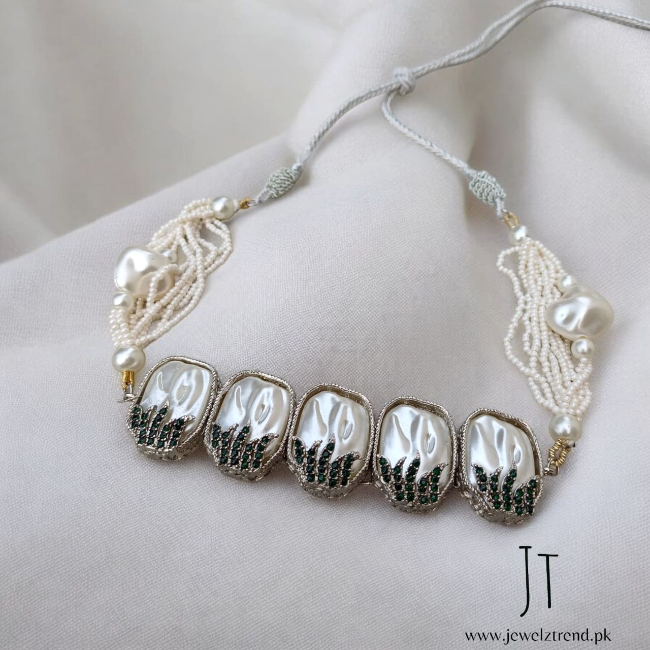 Tara: Choker on silver base (Black)