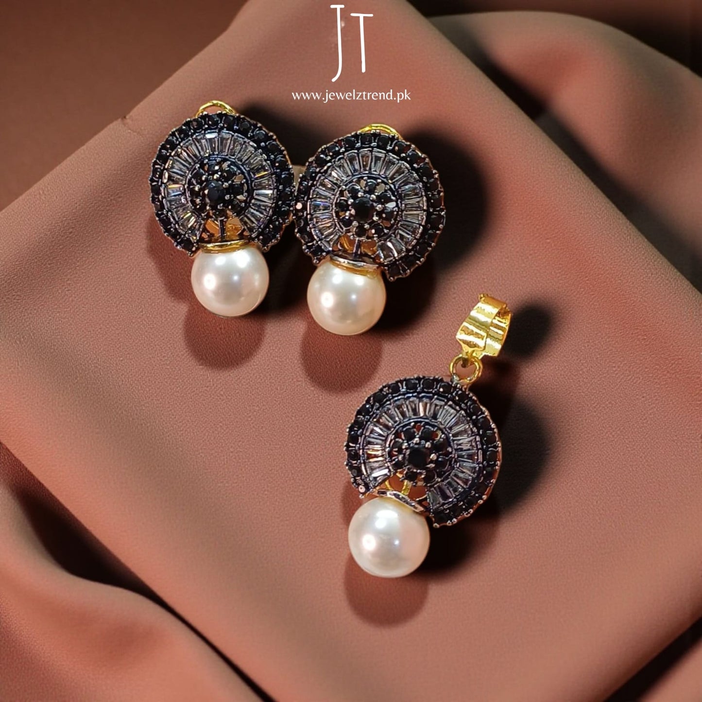 Luna Pearl Circle Set