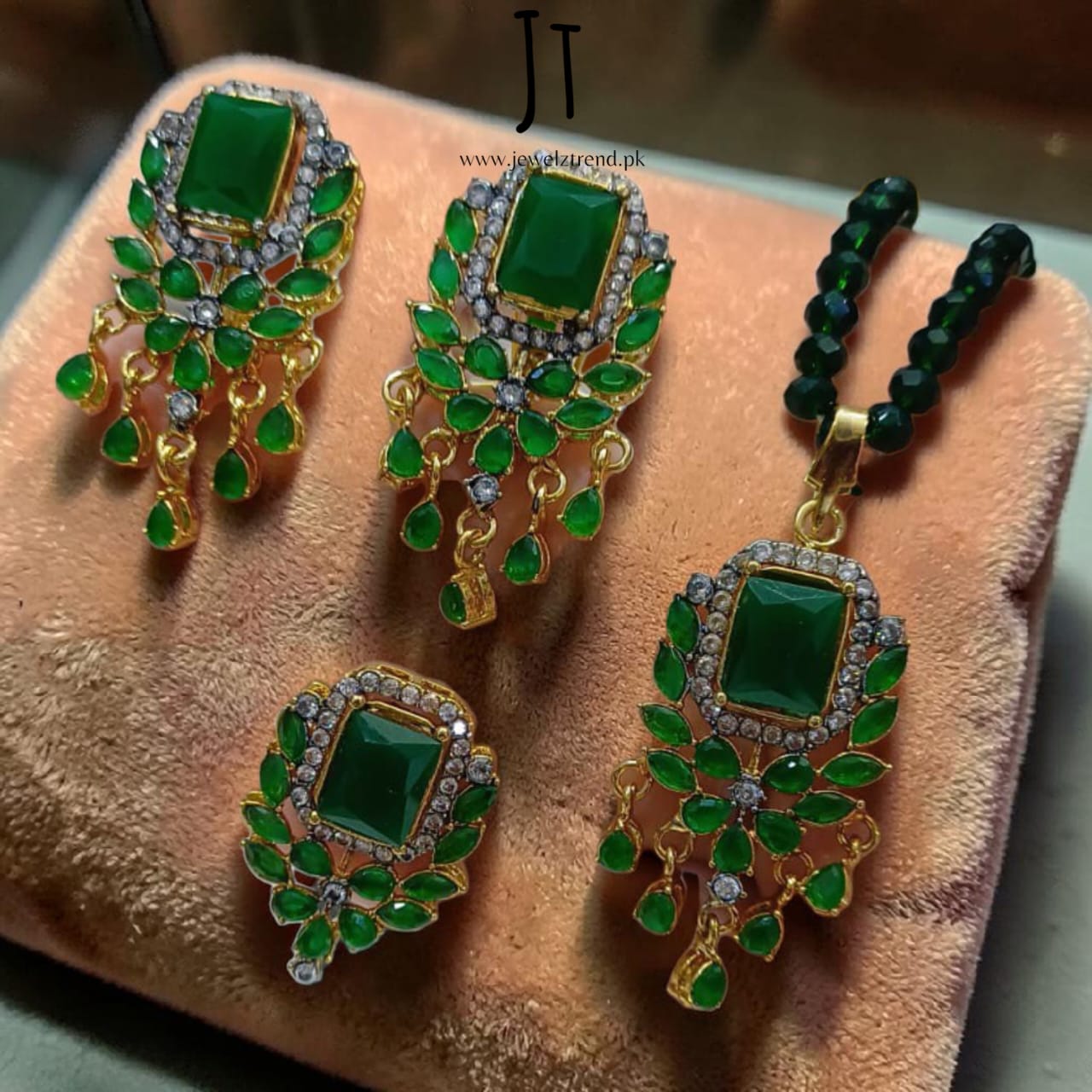Jhoomer: Locket Set