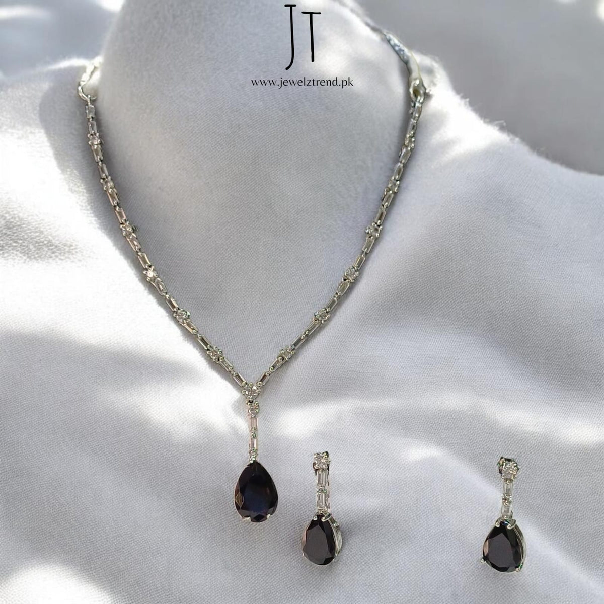 Divine: Necklace Set