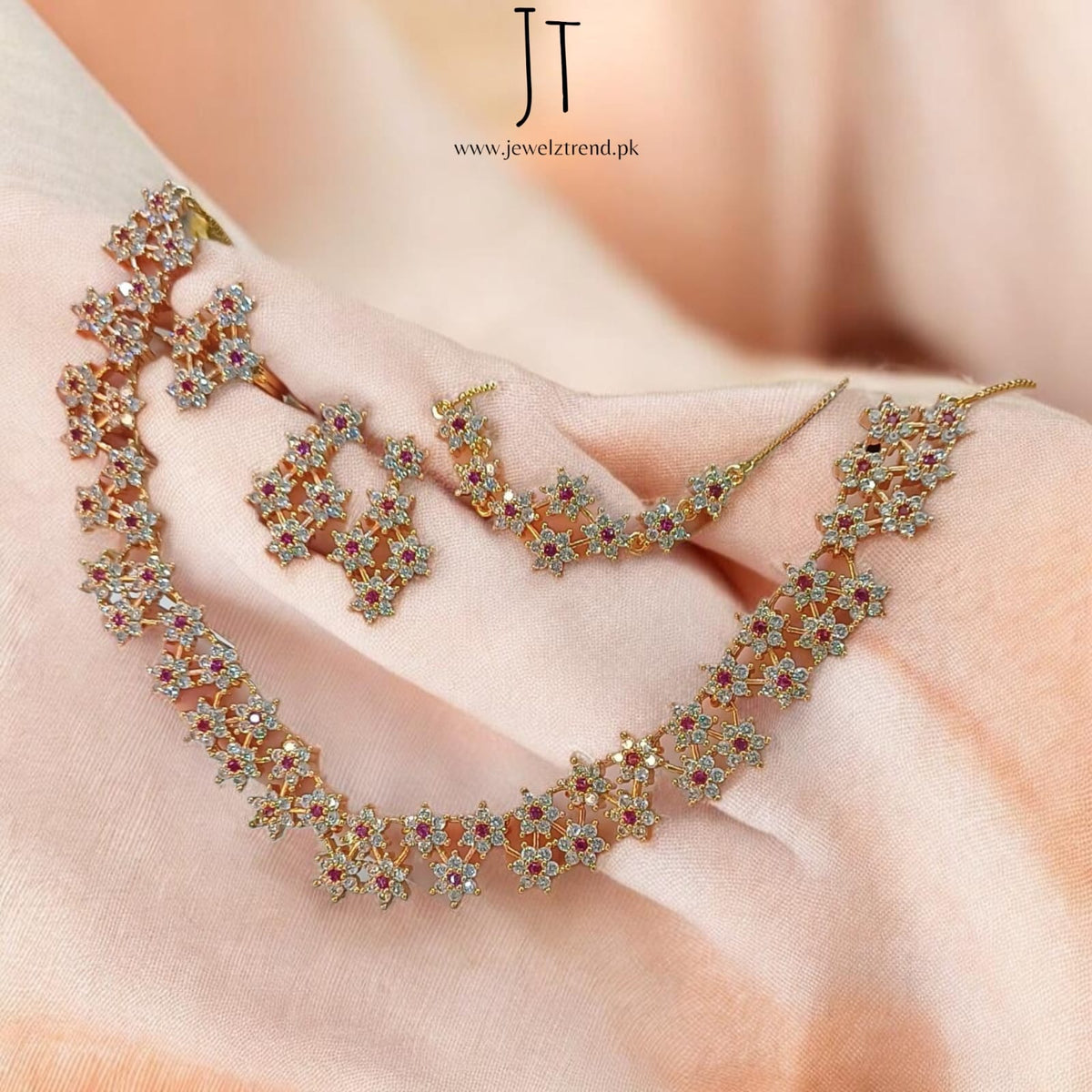 The Twinkle: Necklace
