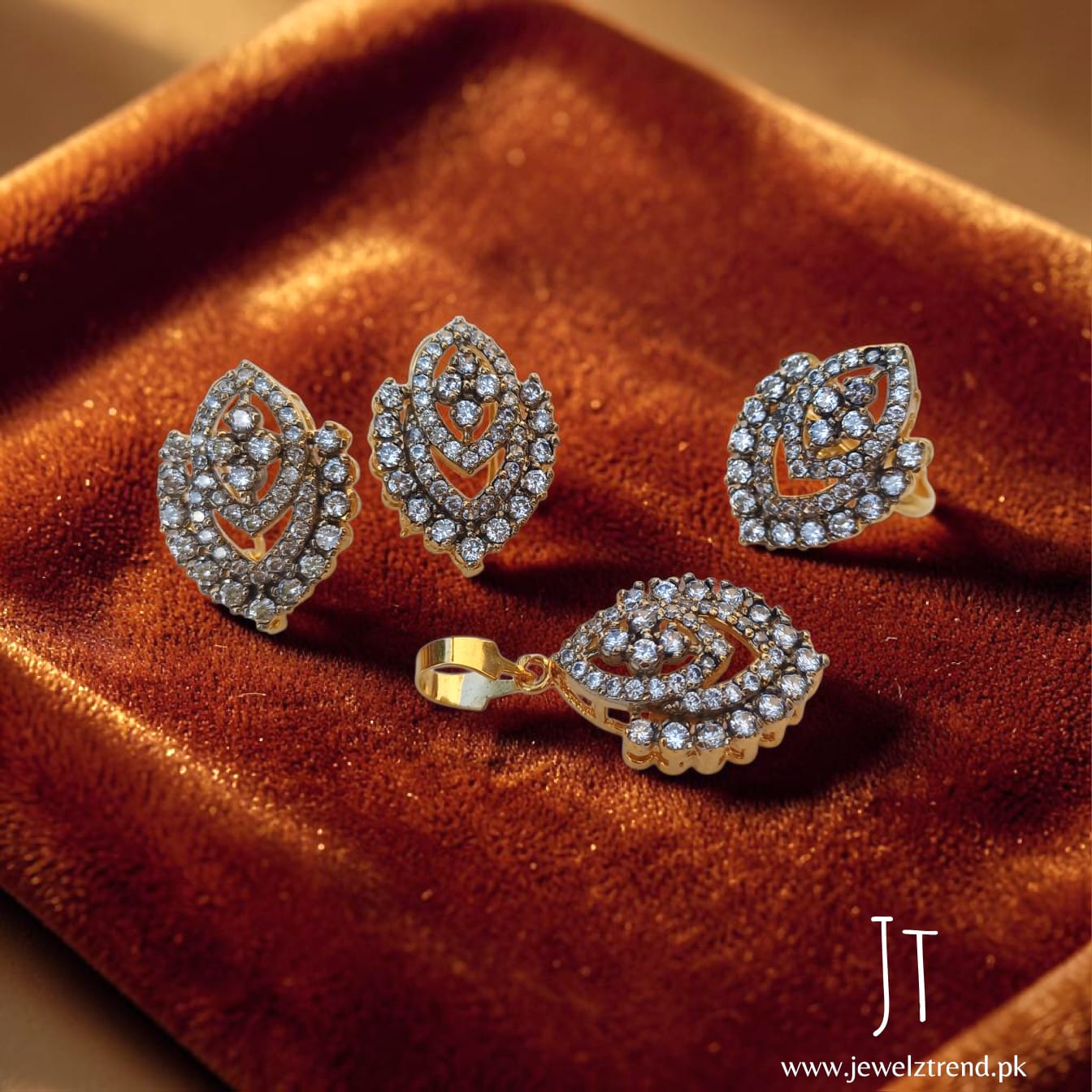 Vintage Vibes: Jurao Locket Set